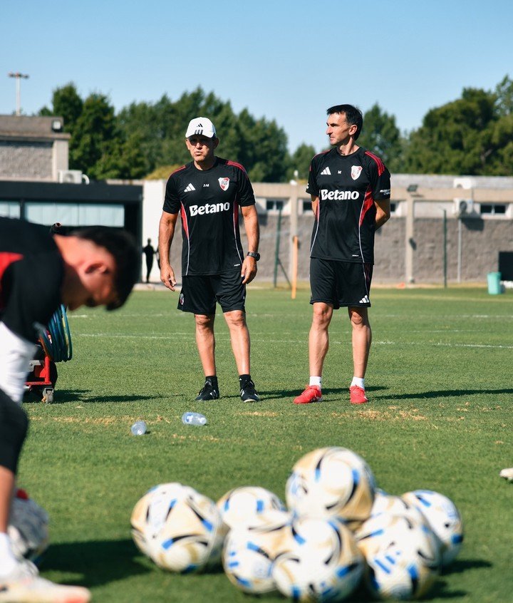 Tato Montes con Barovero, quien lo sucedió en el puesto del plantel profesional tras la asunción de Coudet (Prensa River).