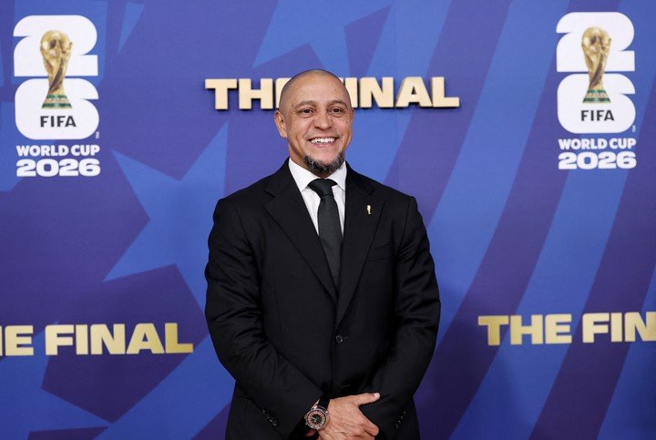 Roberto Carlos llegó a la cancha. (REUTER)