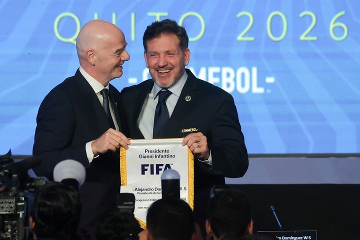 El presidente de la FIFA, Gianni Infantino (i), y el presidente de la Conmebol, Alejandro Domínguez. Foto. EFE/ José Jácome