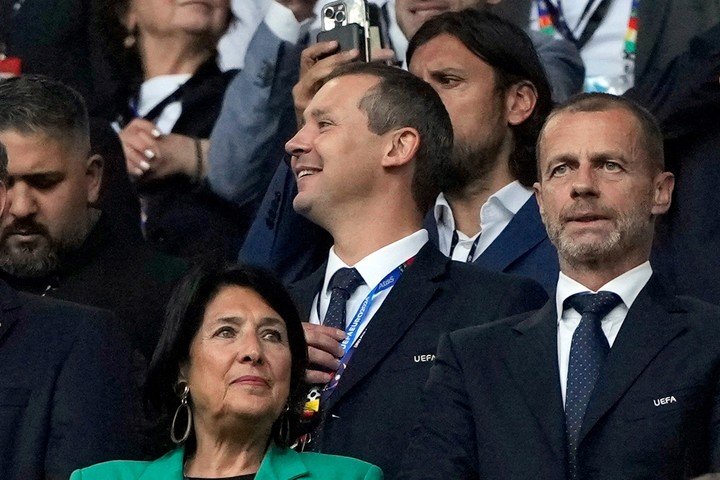 Kevin Lamour, centro, junto a Aleksander Ceferin. Foto: AP