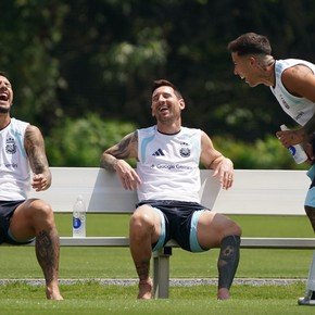 Messi descalzo, cuarteto y foco en España: así fue la práctica de la Argentina el día después de la épica