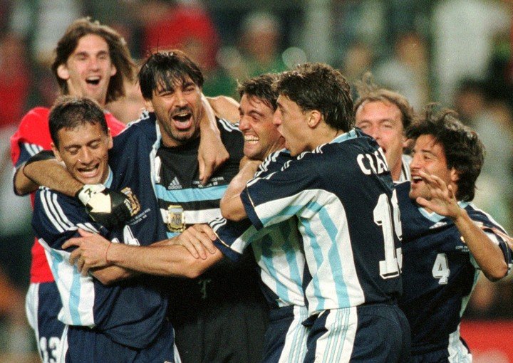 Carlos celebra junto a sus compañeros el pasaje a cuartos de final luego de vencer a Inglaterra por penales en 1998. Foto: AP - Eric Draper.