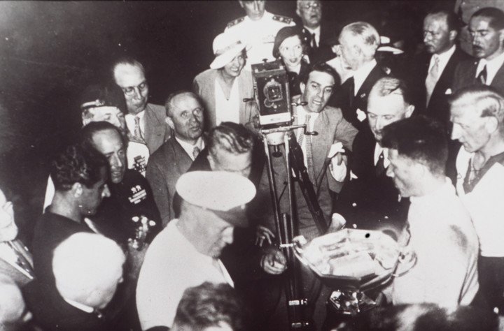 Mussolini presenta los ganadores de la segunda Copa del Mundo de la historia: Italia 1934. 