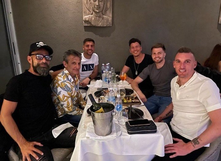 Armani junto a Centurión, Bologna y Petroli cenando con Tato Montes y César Zinelli, los entrenadores de arqueros en el primer ciclo del Muñeco.