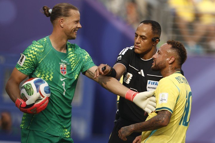 Fue el pito en Noruega - Brasil (EFE).