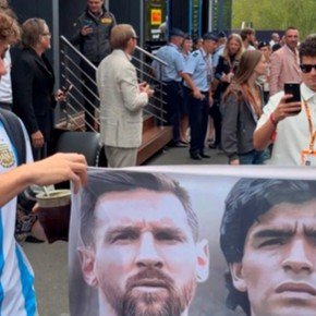 Con una bandera de Messi y Maradona, Colapinto ya empezó a jugar la final desde el paddock de la Fórmula 1