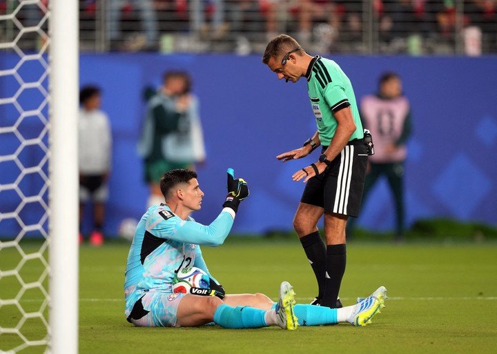 Clement Turpin conversa con Orlando Gill durante el match ante Australia (Reuters). 