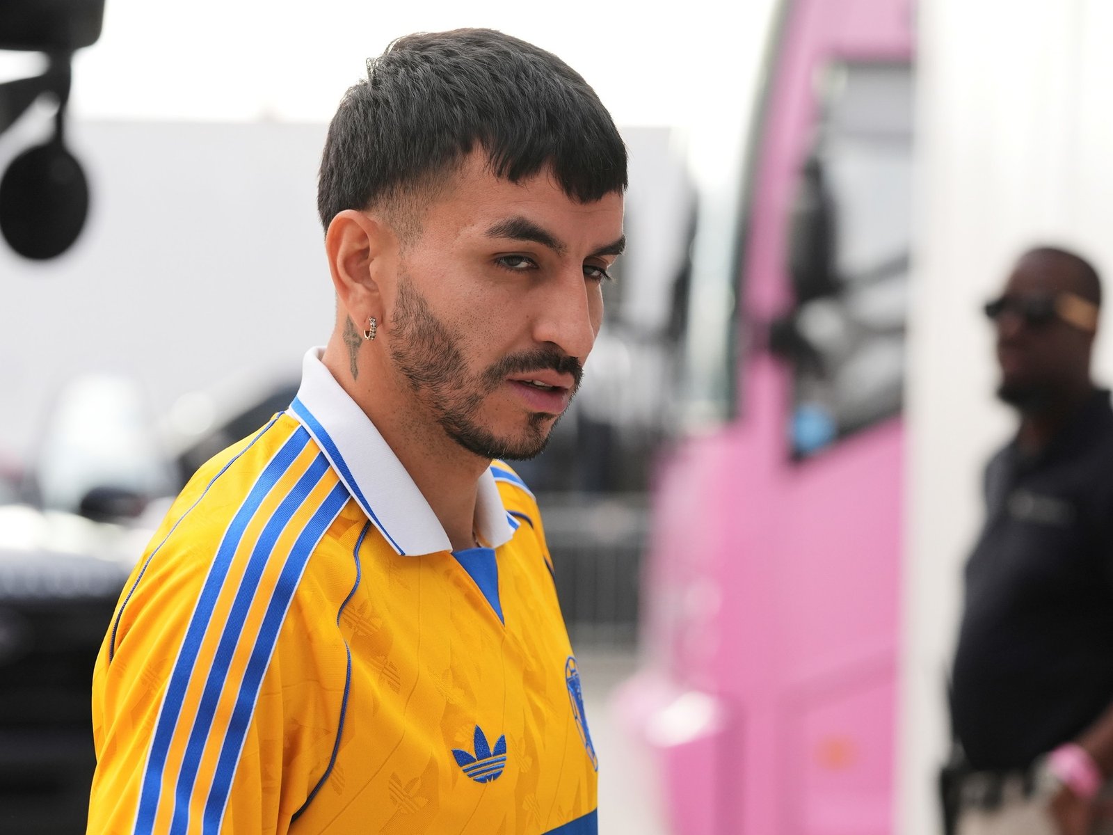 ¿Se cae el pase de Correa a River? Tigres volvió a cambiar las condiciones y el jugador se fue por amenazas :: Olé