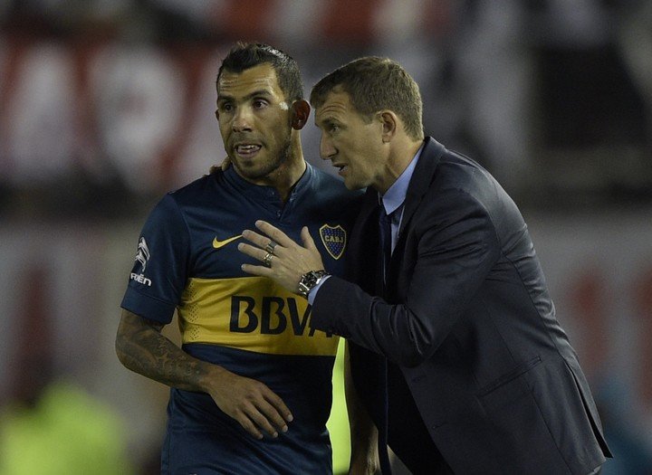 Tevez y Arruabarrena, en el primer ciclo del Vasco como DT de Boca, cuando festejaron dos títulos. Foto: AFP PHOTO / JUAN MABROMATA.