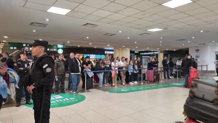 Expectativa en Ezeiza por la llegada de Las Leonas.
