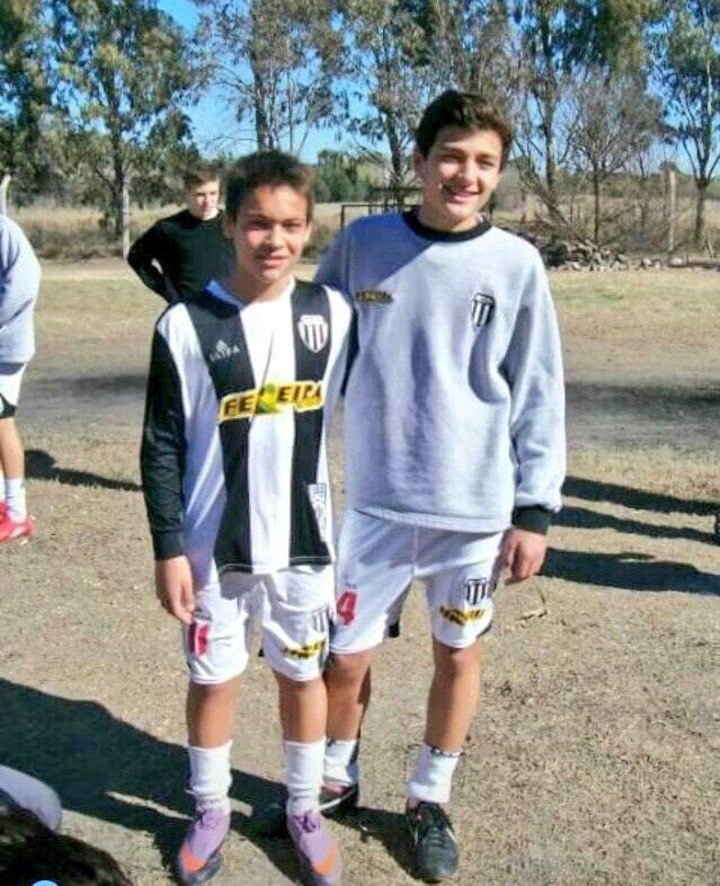 Lautaro Martínez (izquierda) jugando para Liniers de Bahía Blanca. Foto: Twitter.