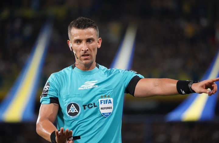 El árbitro Sebastian Zunino (Foto Marcelo Carroll - CLARIN).