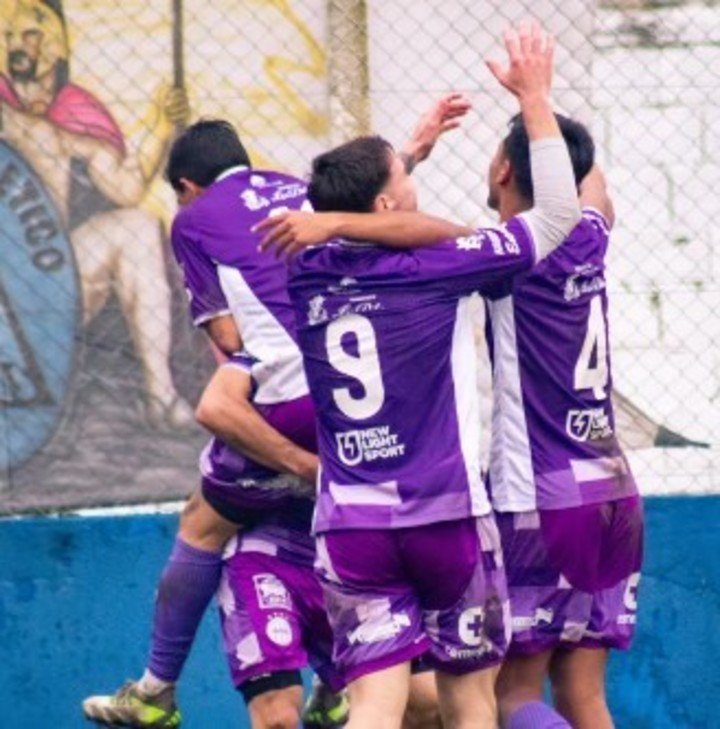 El Lila agita la punta. (@sacachispasok)
