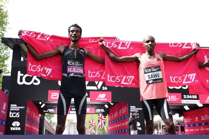 Kejelcha y Sawe, tras el histórico Maratón de Londres en el que ambos bajaron la marca de las dos horas. 