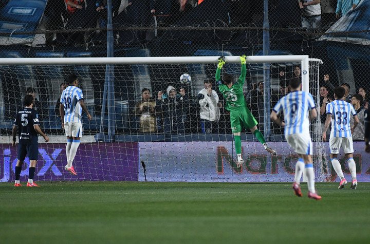 El festejo de Cambeses luego de taparle el penal a Arce (Foto Ramiro Gómez).