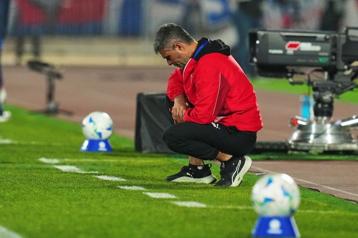 Vaccari se fue tras 11 partidos sin ganar con el Rojo. (AP Photo/Esteban Felix)