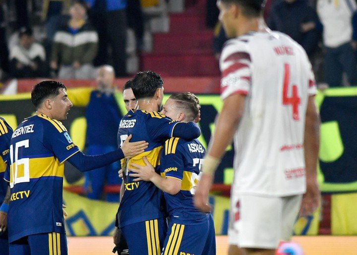 Ascacibar festeja el 1 a 0 con sus cmpañeros (Fotobaires).