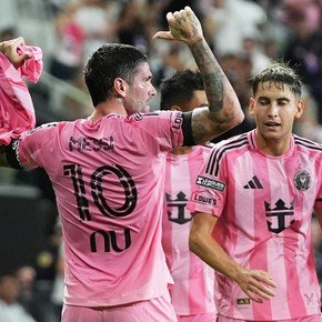 La dedicatoria de De Paul para Messi: jugó con la camiseta de su amigo debajo de la suya
