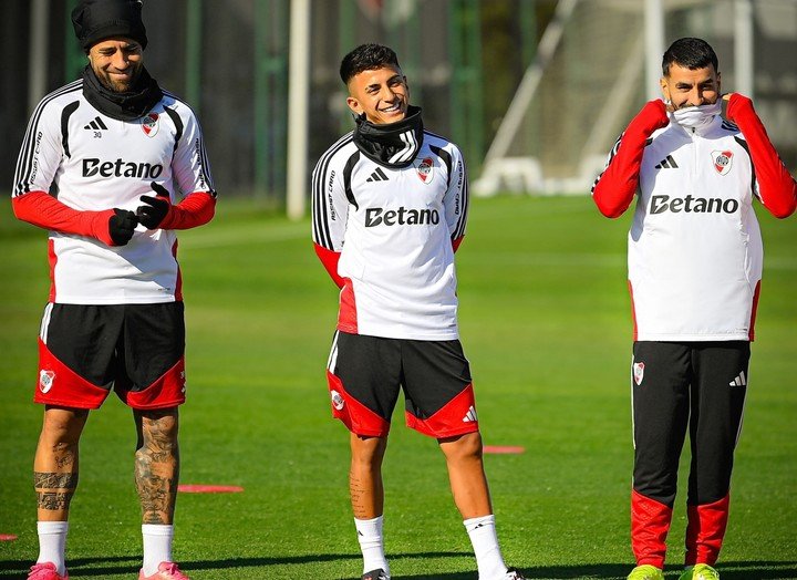 Almada, a pura sonrisa junto a Otamendi y Correa (Prensa River).
