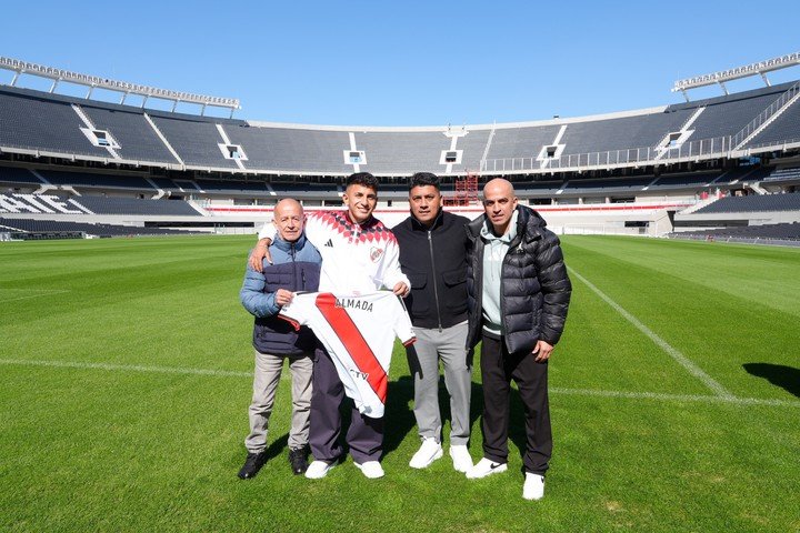 Thiago Almada con su abuelo Nicolás (El Tula), su padre (Diego) y su tío ex River.