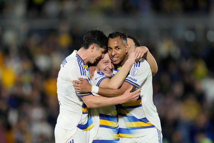 Santiago Ascacibar junto a Sebastian Villa y Tomas Belmonte. (AP)