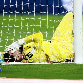 Increíble lesión en el Brasileirao: el arquero del Inter se pegó la cara contra el palo y tuvo que salir en camilla