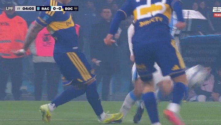 El pisotón de Costa a Canavo: penal para Racing.