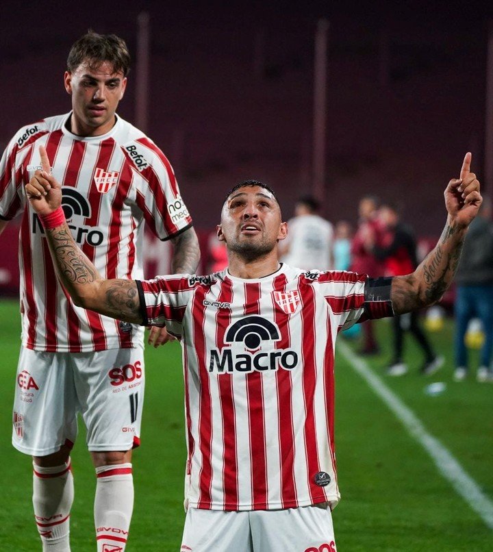 Fernando Alarcón en el partido de Instituto frente a Lanús.