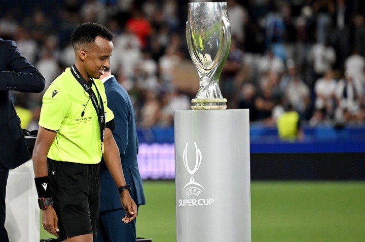 Omar Artan durante la premiación de la Supercopa de Europa. Foto REUTERS/Angelika Warmuth