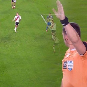 Video: el lujo con el hombro de Di María que terminó en gol anulado para Rosario Central contra River
