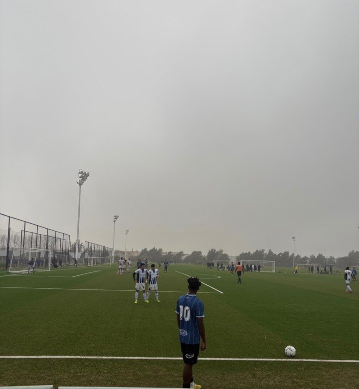 Es delantero y es el dueño de la pelota detenida.