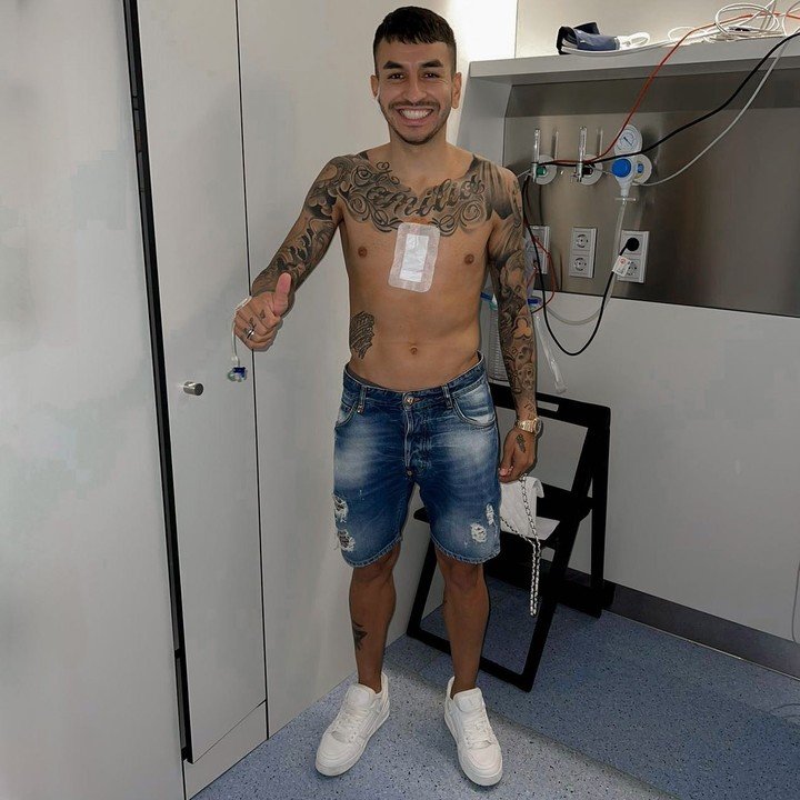 Ángel Correa, luego de su cirugía en 2022 (Instagram).