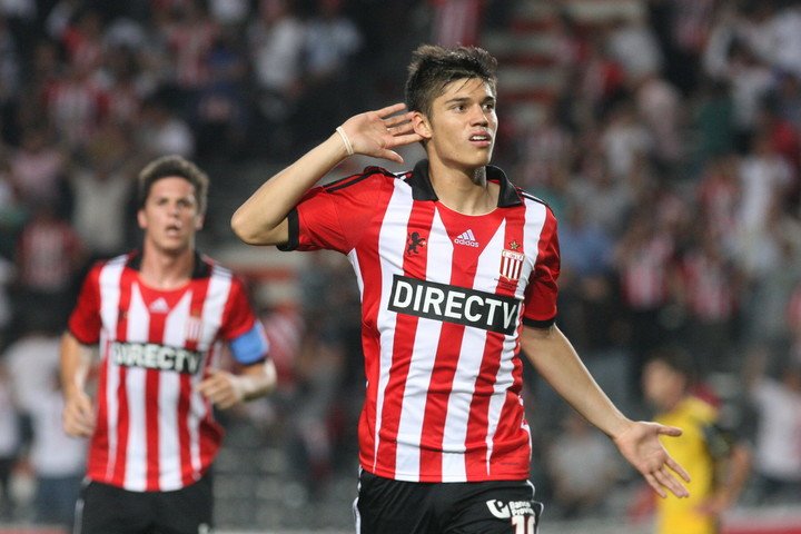 Joaquín Correa festeja un gol para Estudiantes ante Peñarol en la Copa Libertadores, en 2014.