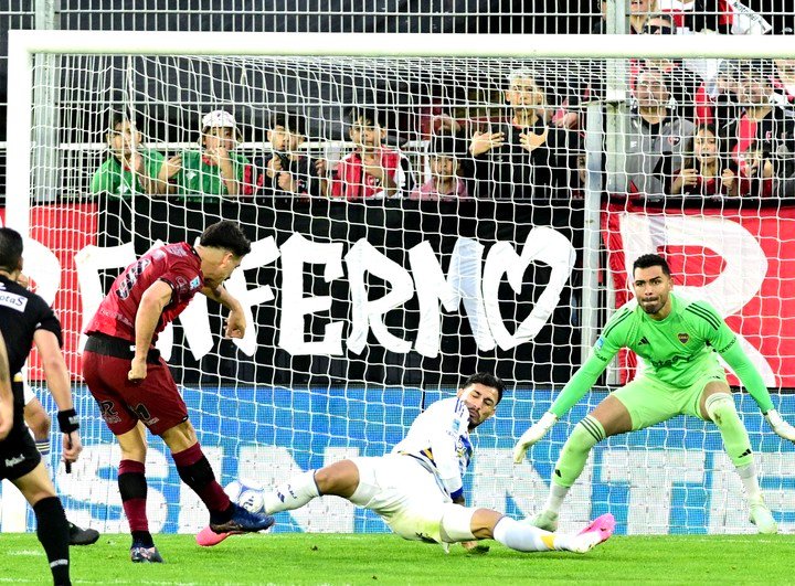 Paredes en el piso, durante el golazo del Zorro.