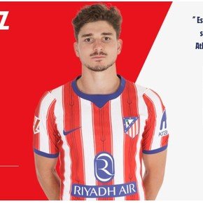 La foto oficial de Julián Álvarez para esta temporada en el Atlético que se hizo viral en las redes sociales y que fue comparada con otras