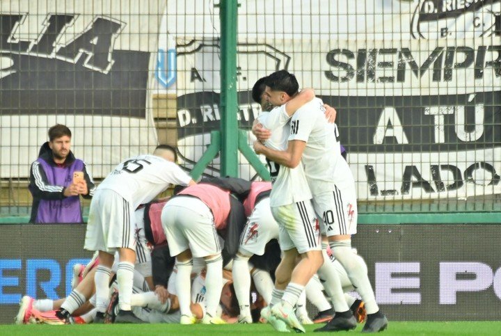 Riestra se impuso en los penales contra Gimnasia.