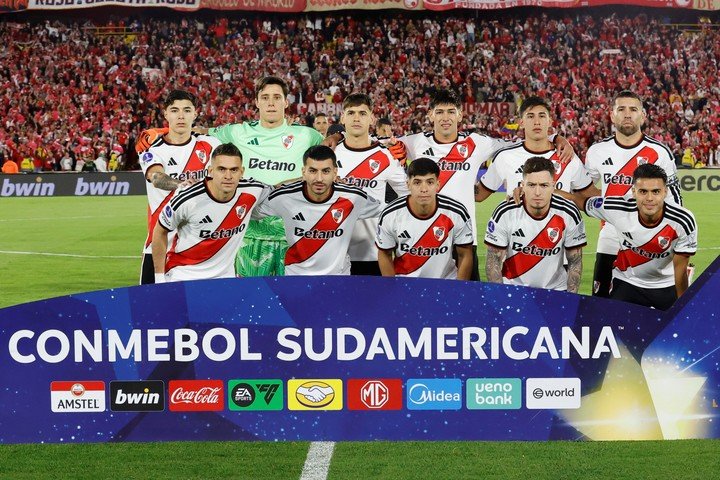 Jugadores de River antes de afrontar la ida vs Independiente Santa Fe (EFE/ Mauricio Dueñas Castañeda).