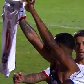 Video: festejó como Leo Messi y un rival le rompió la camiseta