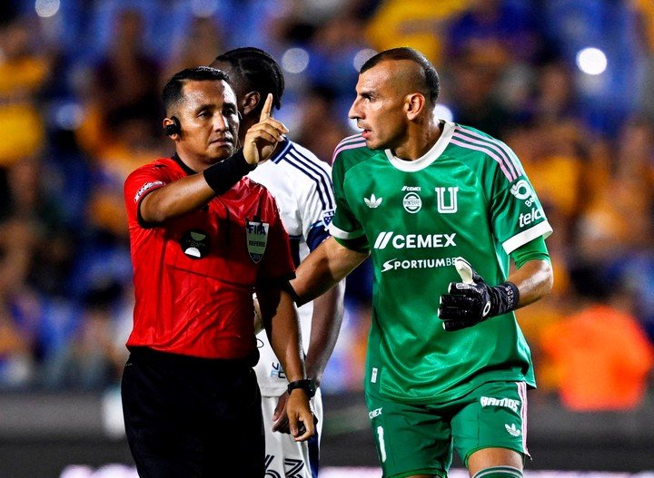 El argentino le reclamó al árbitro Barton la decisión (Reuters).
