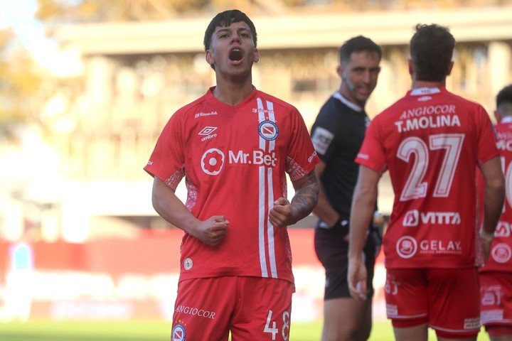 Facundo Jainikoski de Argentinos celebra su gol ante Belgrano. EFE/ Juan Ignacio Roncoroni
