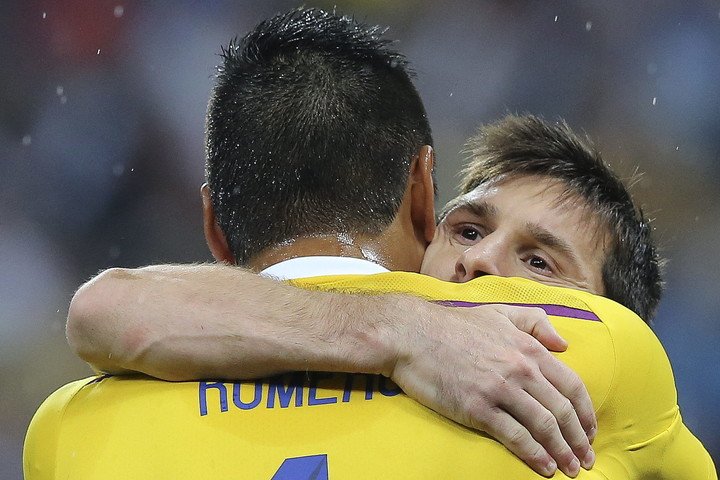 Messi y el abrazo del alma, después de los penales que tapó ante Holanda en 2014 y el pase a la final. "Siempre supo que estaba cerca de ser campeón", contó Chiquito. (EFE)