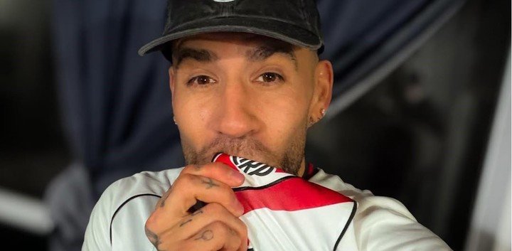 Otamendi, con la de River.