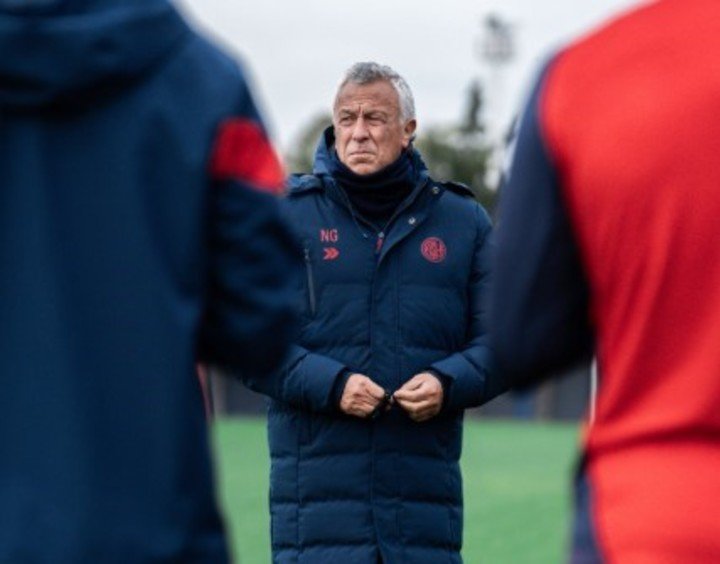 Pipo Gorosito y el CT deberá pensar para los próximos partidos. (Foto: Prensa CASLA).