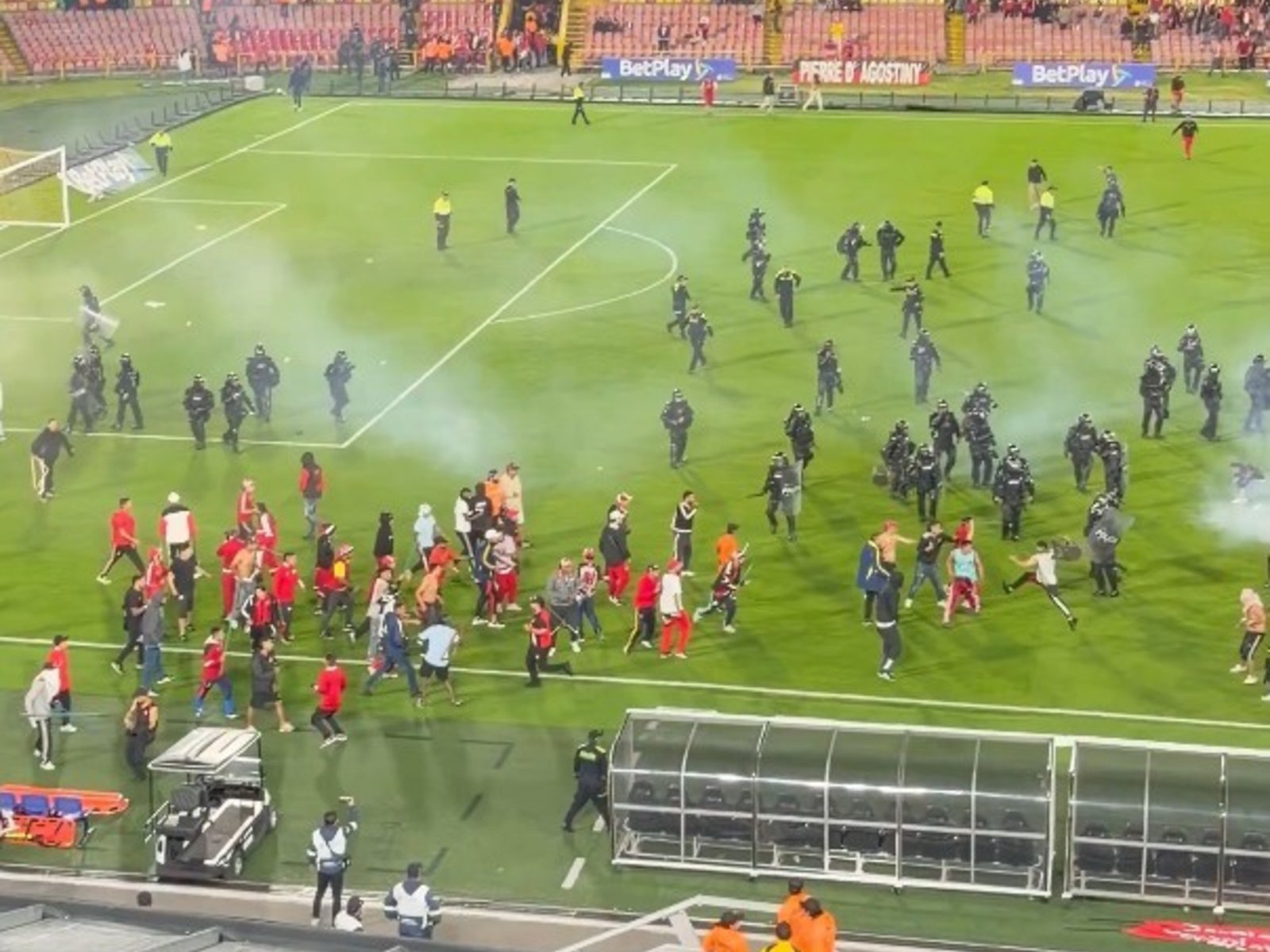 A días de la vuelta con River, la barra de Independiente Santa Fe tuvo una batalla campal y su equipo empató el clásico :: Olé