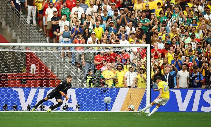 Juan Fernando Quintero convirtió de penal en el desempate ante Suiza en el Mundial (Reuters).