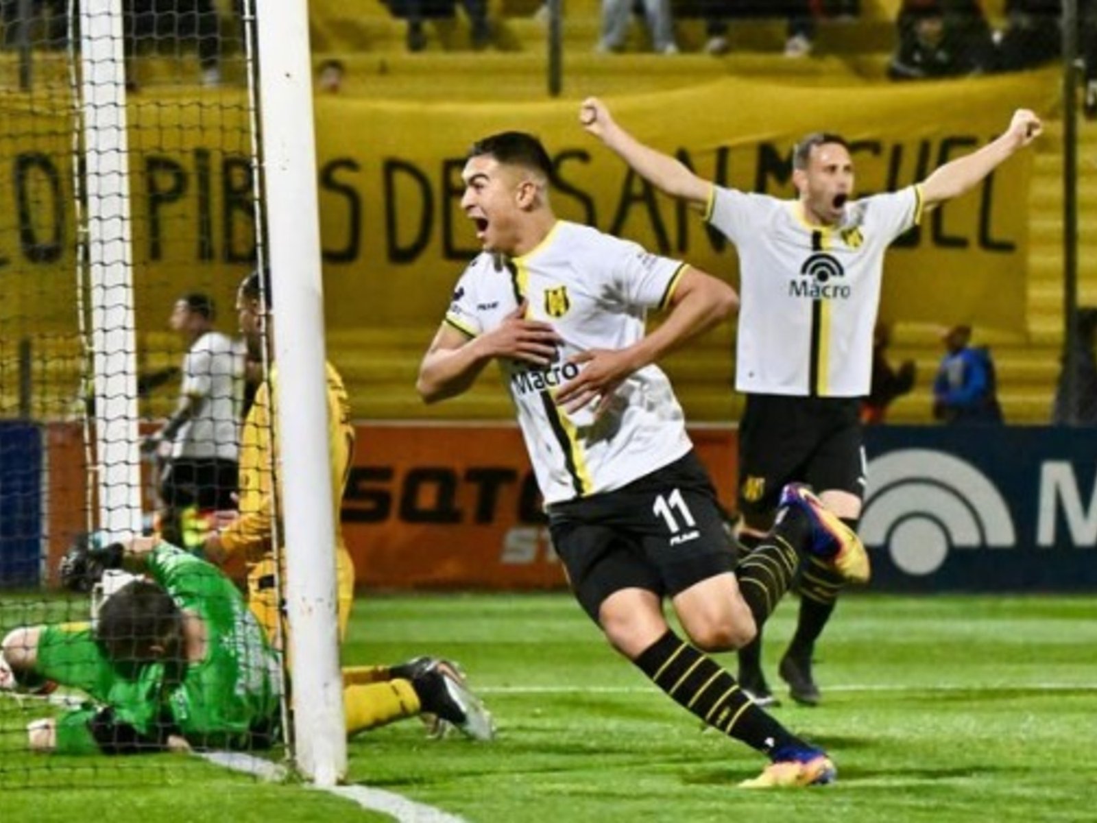 Ahora es el Real Madryn: goleada 4-0 y candidatazo en la Primera Nacional :: Olé