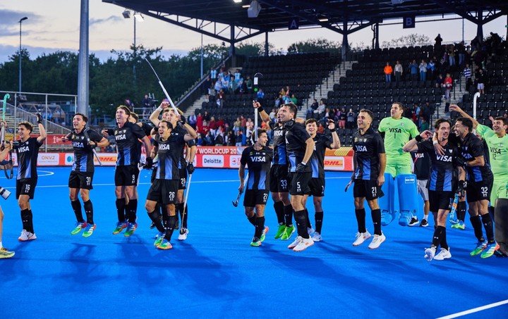 Los Leones luego de un triunfo valioso ante Inglaterra en el arranque de la segunda fase. Foto @FIH