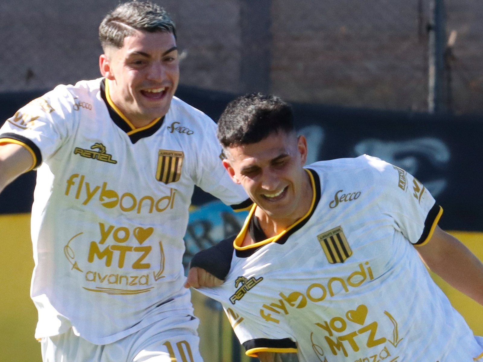 Almirante le ganó a un rival directo y continúa soñando :: Olé