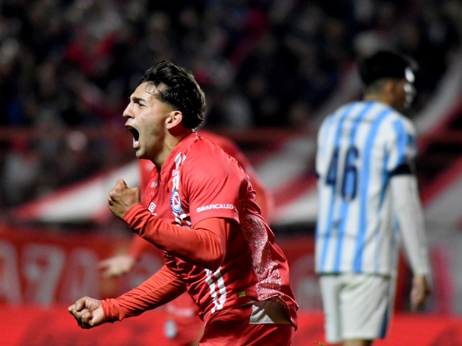 Argentinos le ganó a Racing, que jugó casi todo el partido con uno menos y se perdió el empate sobre el final :: Olé