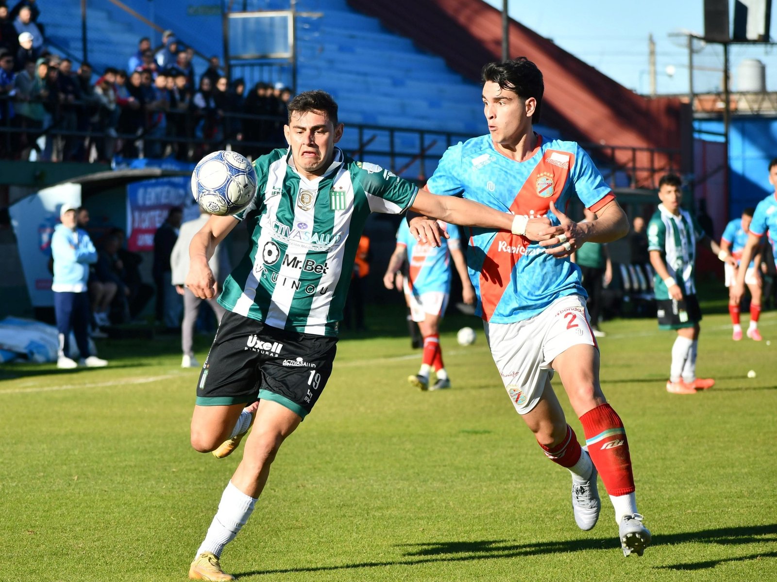 Arsenal goleó al líder y le puso picante a la cima de la Primera B :: Olé